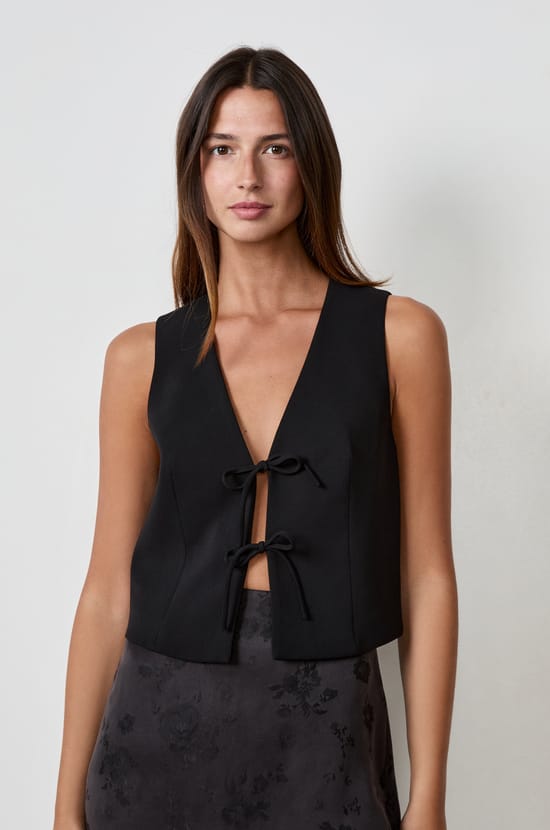 Gilet nou&eacute; sur le devant;${refinementColor}