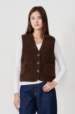Sleeveless faux fur jacket;${refinementColor}