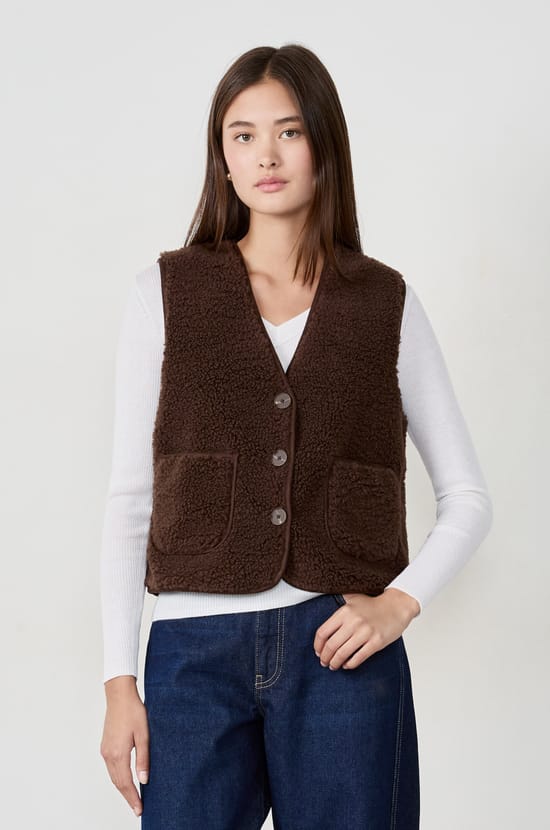 Sleeveless faux fur jacket;${refinementColor}