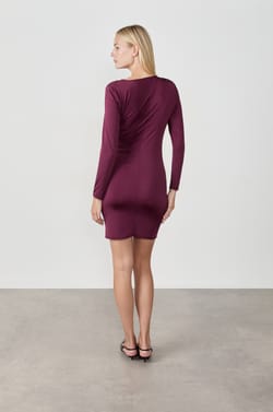 Robe courte drapée;${refinementColor}