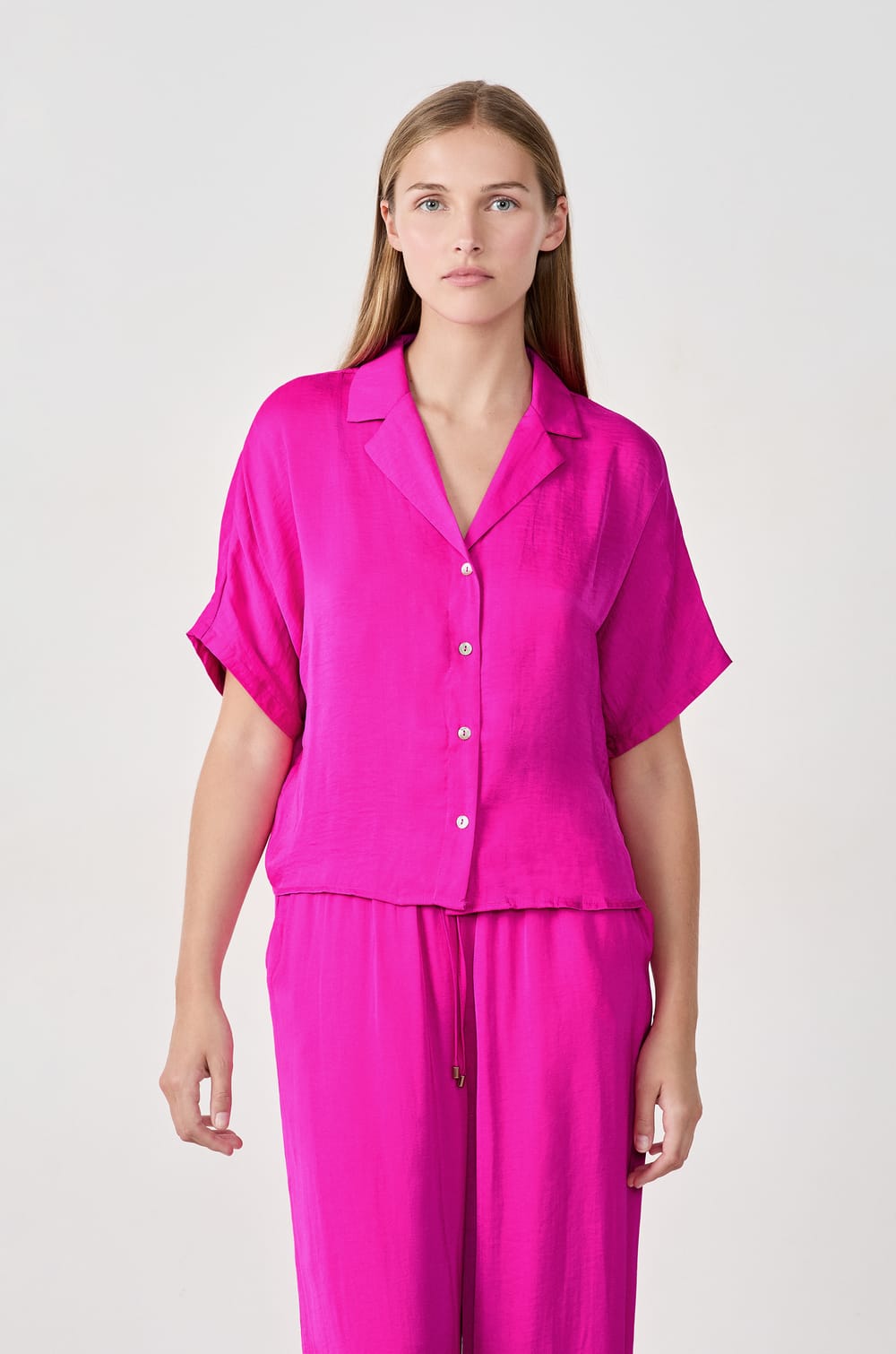 Chemise manches courtes satinée;${refinementColor}