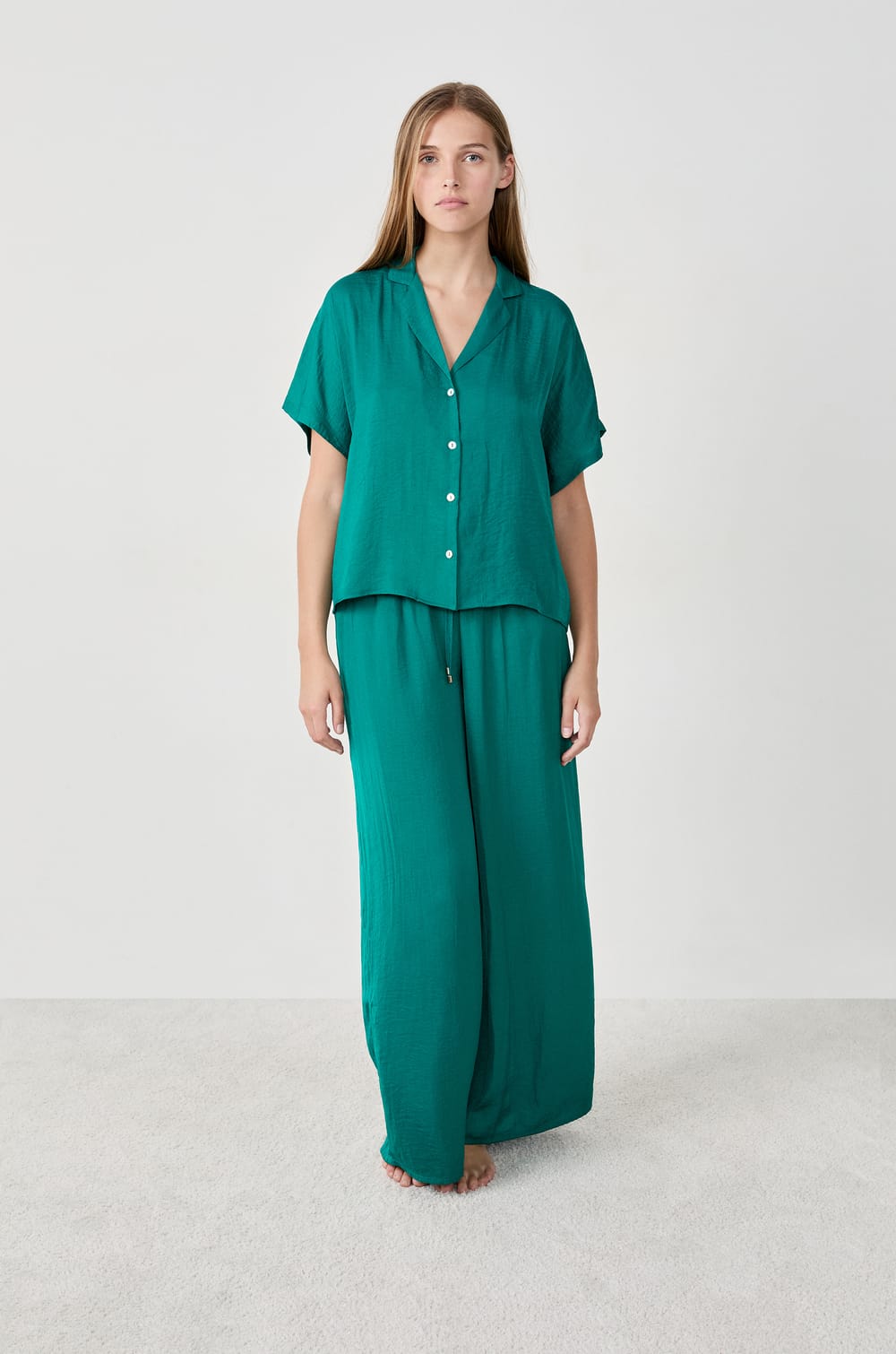 Chemise manches courtes satin&eacute;e;${refinementColor}