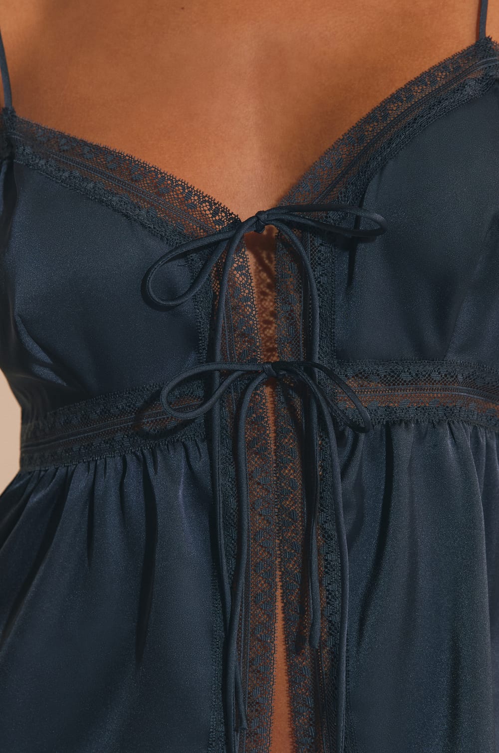 Top de pyjama satin&eacute; &agrave; n&oelig;uds;${refinementColor}