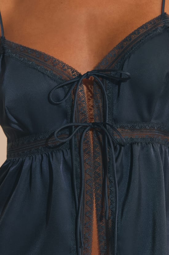 Top de pyjama satin&eacute; &agrave; n&oelig;uds;${refinementColor}