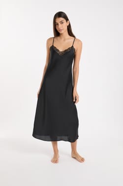 Satin-N&eacute;glig&eacute; mit Spitzendetails;${refinementColor}