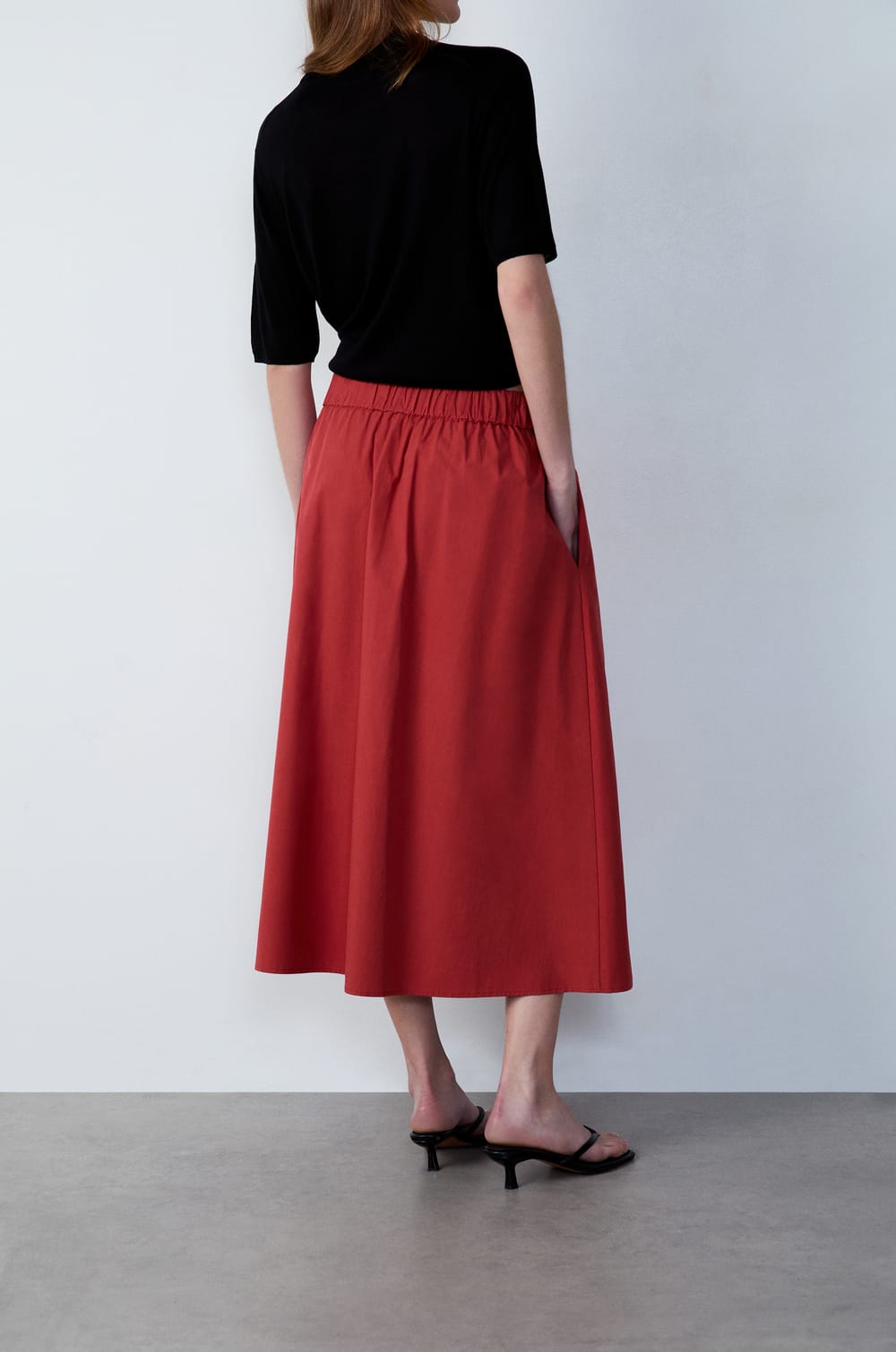 Fluid mid-length skirt with pockets;${refinementColor}