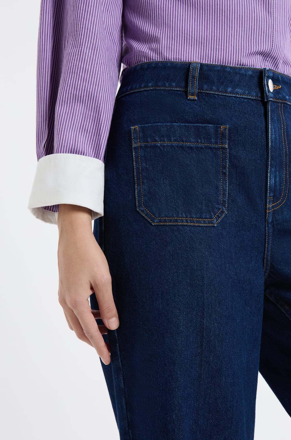 Vaqueros rectos con bolsillos delanteros;${refinementColor}