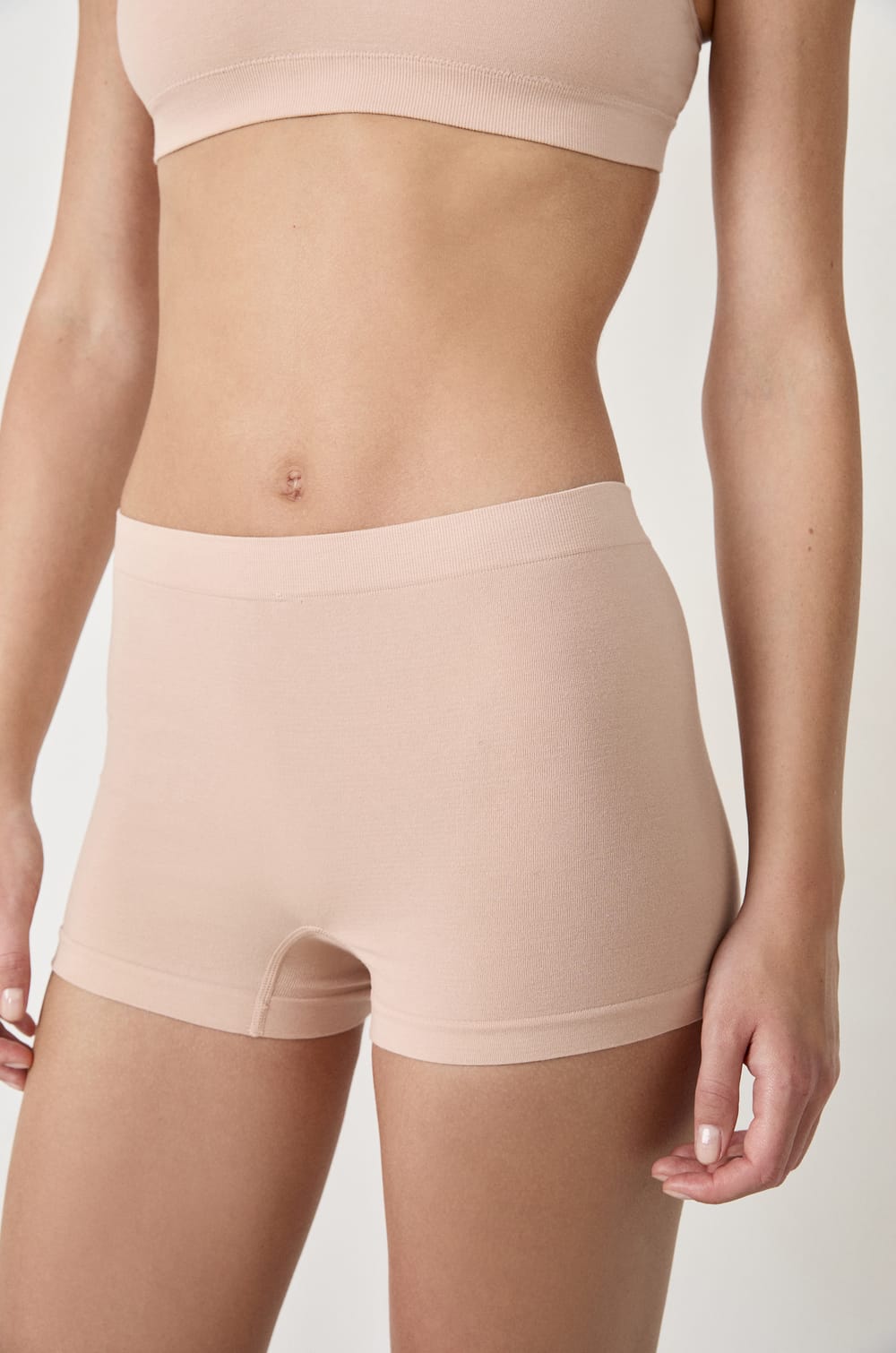 Pantal&oacute;n corto de corte masculino sin costuras de algod&oacute;n org&aacute;nico;${refinementColor}