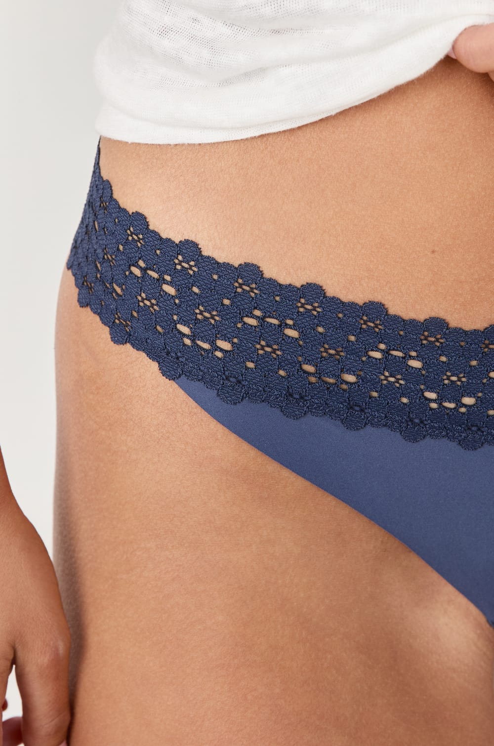 Tanga V-shape de microfibra y encaje;${refinementColor}