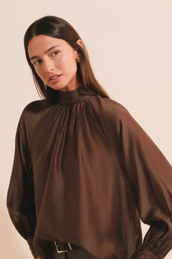 Blouse satin&eacute;e &agrave; col montant;${refinementColor}