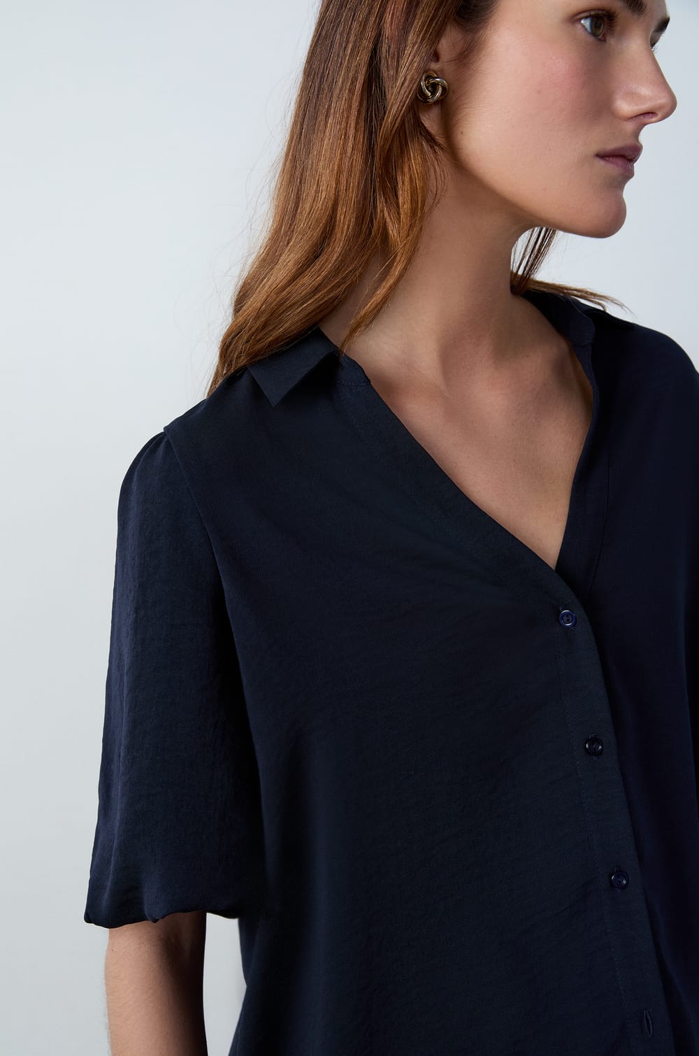 V-neck short-sleeved shirt;${refinementColor}