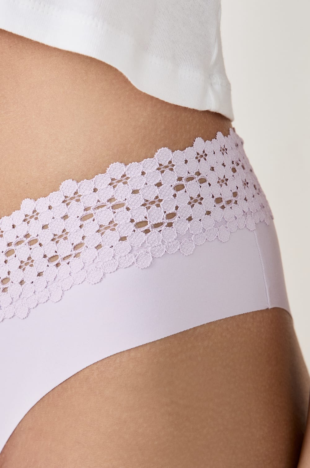V-shape Hipster in Microfibre and Lace;${refinementColor}