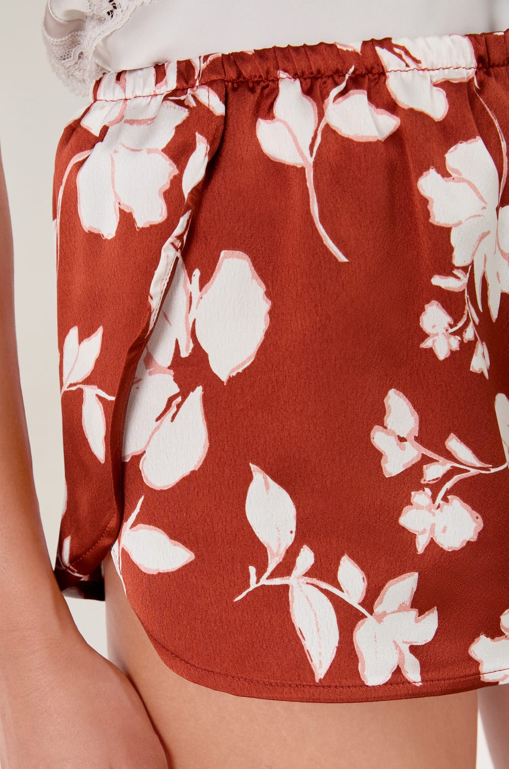 Short de pyjama satin&eacute; &agrave; imprim&eacute;s;${refinementColor}