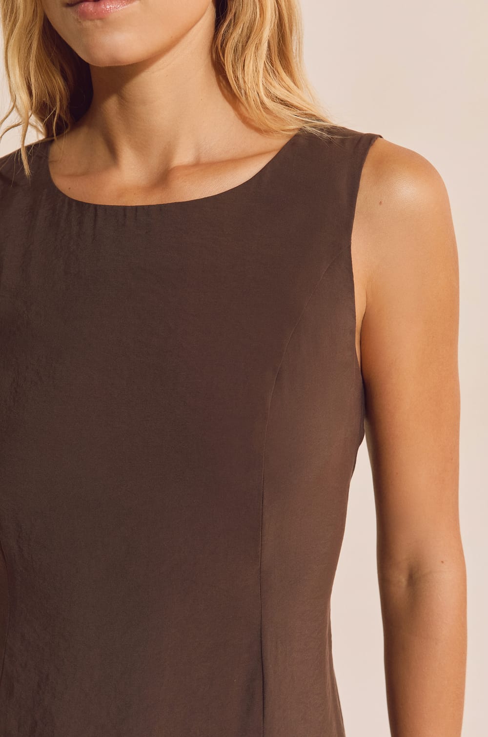 Robe longue sans manches;${refinementColor}