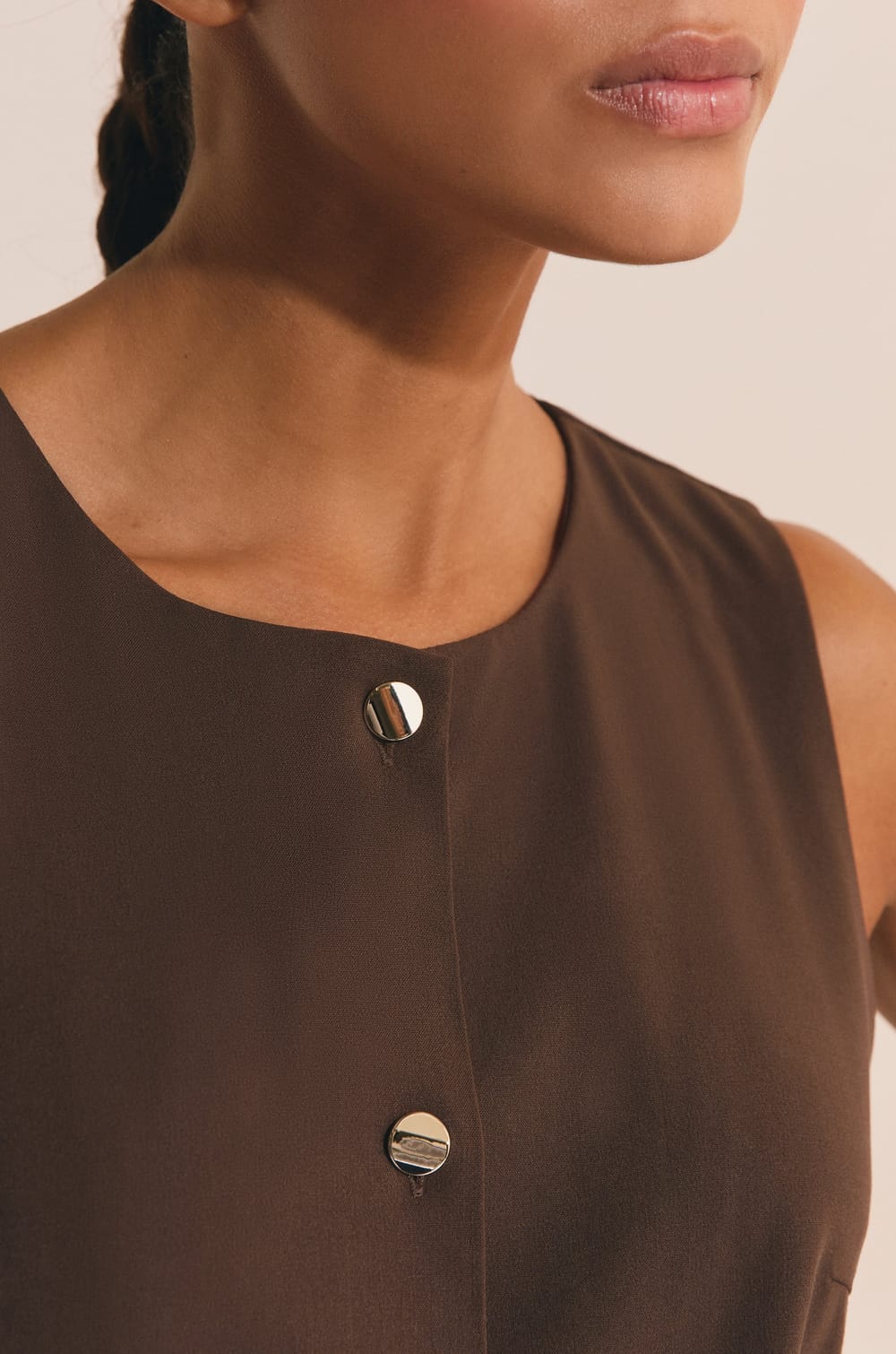 Robe courte sans manches;${refinementColor}