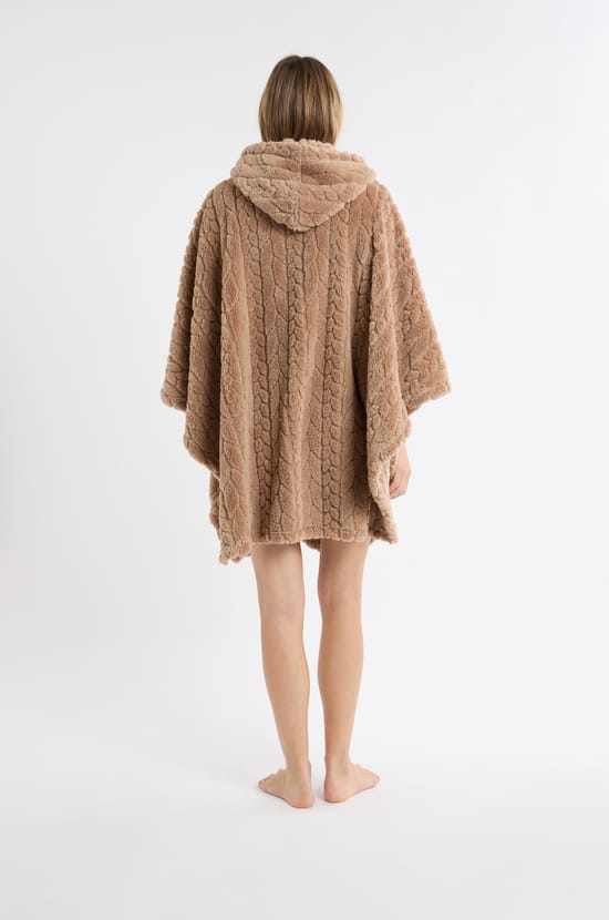 Poncho con mangas 3/4;${refinementColor}