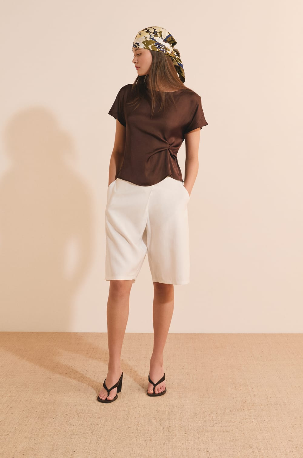 T-shirt drap&eacute; avec n&oelig;ud satin&eacute;;${refinementColor}