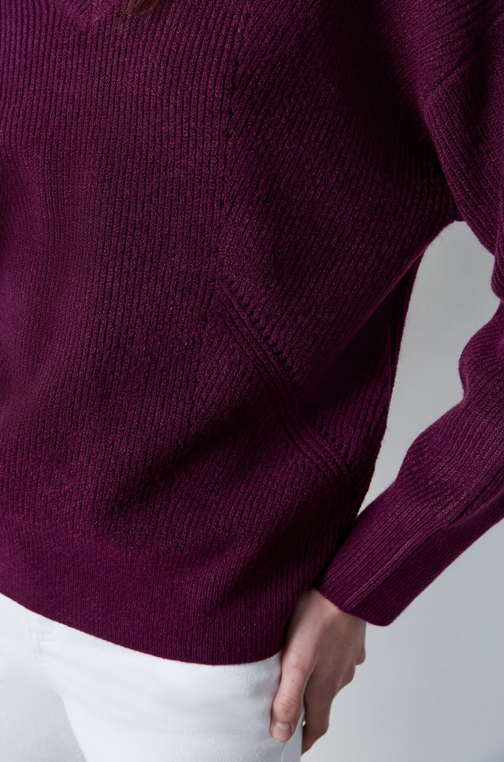 Long-sleeved V-neck sweater;${refinementColor}