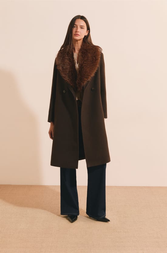 Manteau long avec col en fausse fourrure;${refinementColor}