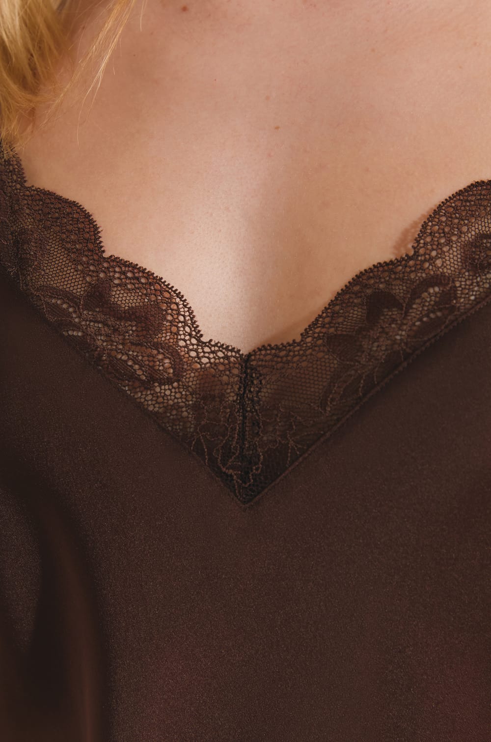 Nuisette courte satin&eacute;e d&eacute;tails dentelle;${refinementColor}