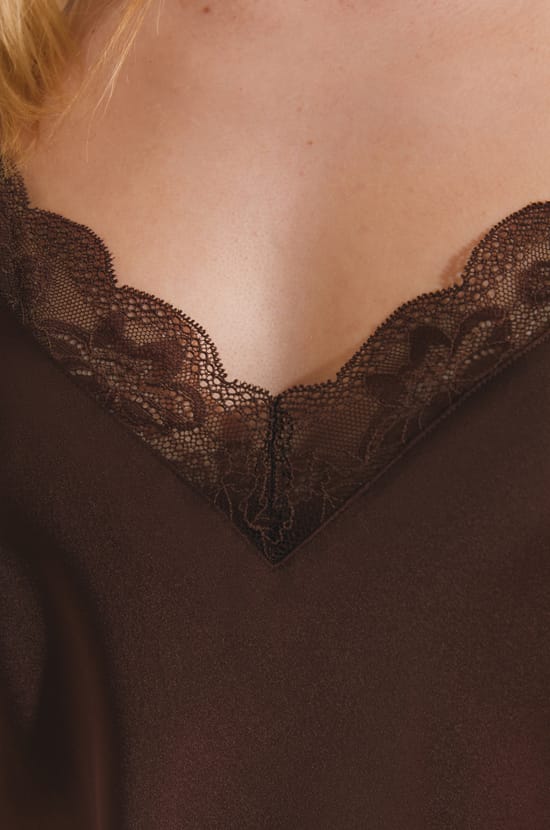 Nuisette courte satin&eacute;e d&eacute;tails dentelle;${refinementColor}