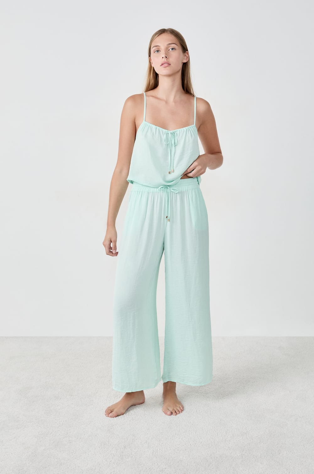 Pantalón satinado corte ancho;${refinementColor}
