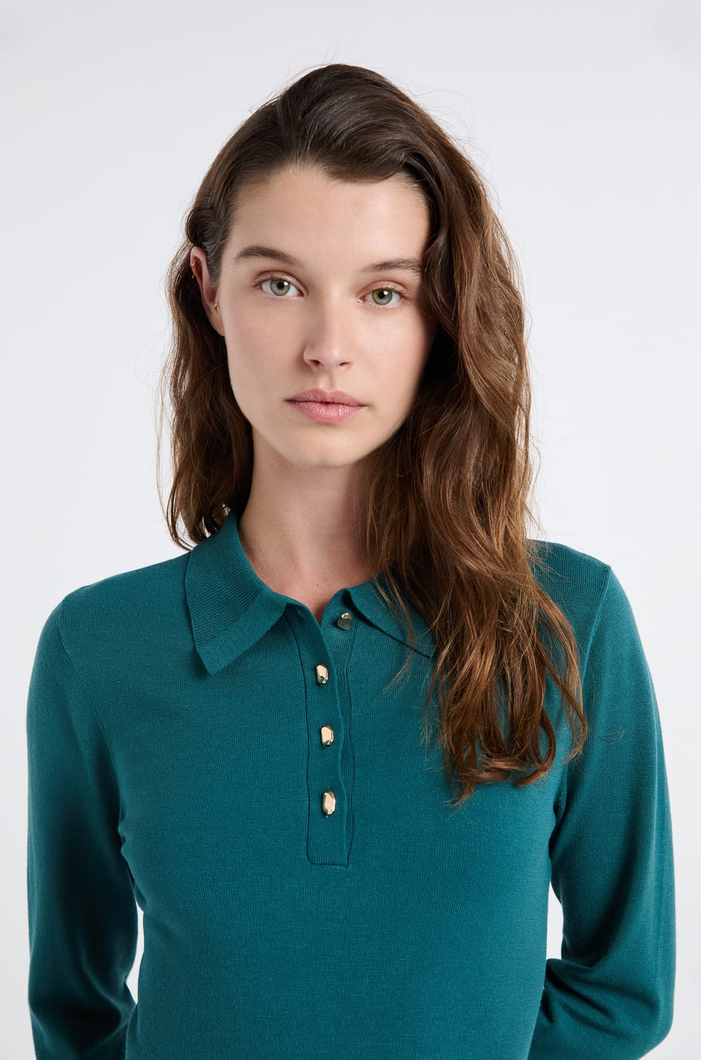 Vestido de manga larga con botones dorados;${refinementColor}