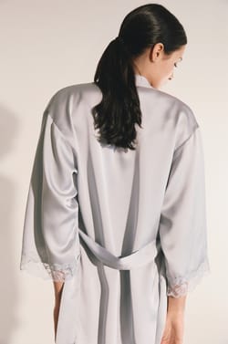 Szlafrok piżamowy z satyny z koronkowymi wykończeniami;${refinementColor}