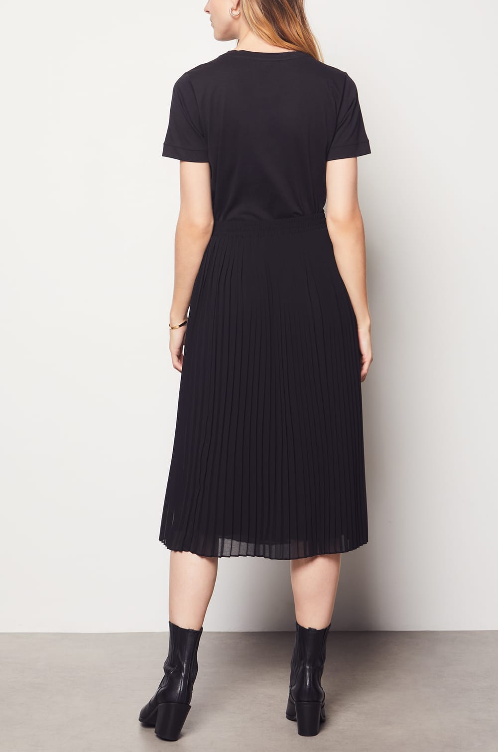 Long pleated skirt;${refinementColor}