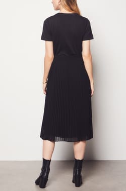 Long pleated skirt;${refinementColor}