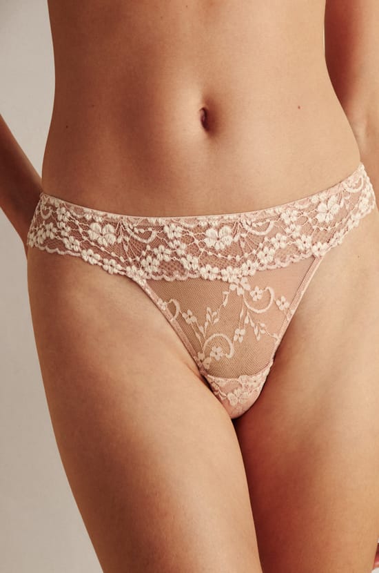 Tanga aus Spitze;${refinementColor}