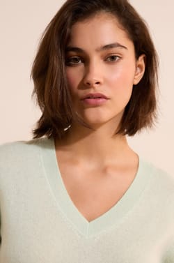 Pull manches longues col V en cachemire;${refinementColor}