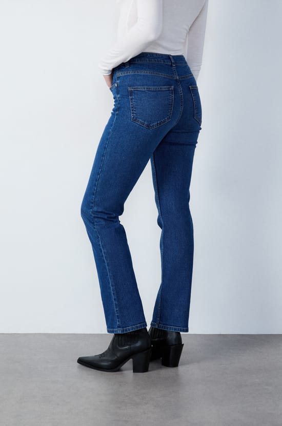 Straight Cut Jeans;${refinementColor}