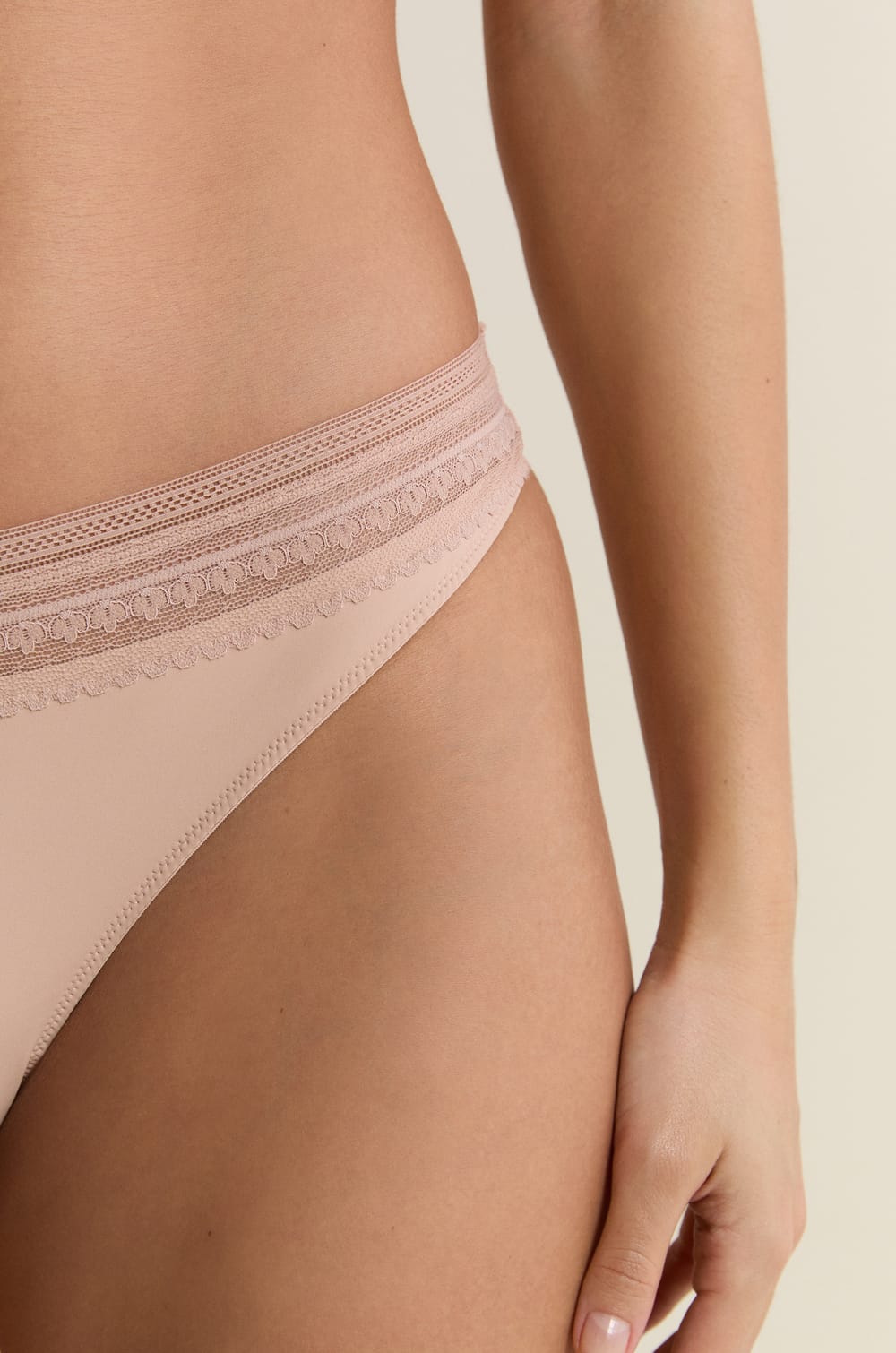 Tanga en microfibre avec d&eacute;tails en dentelle;${refinementColor}
