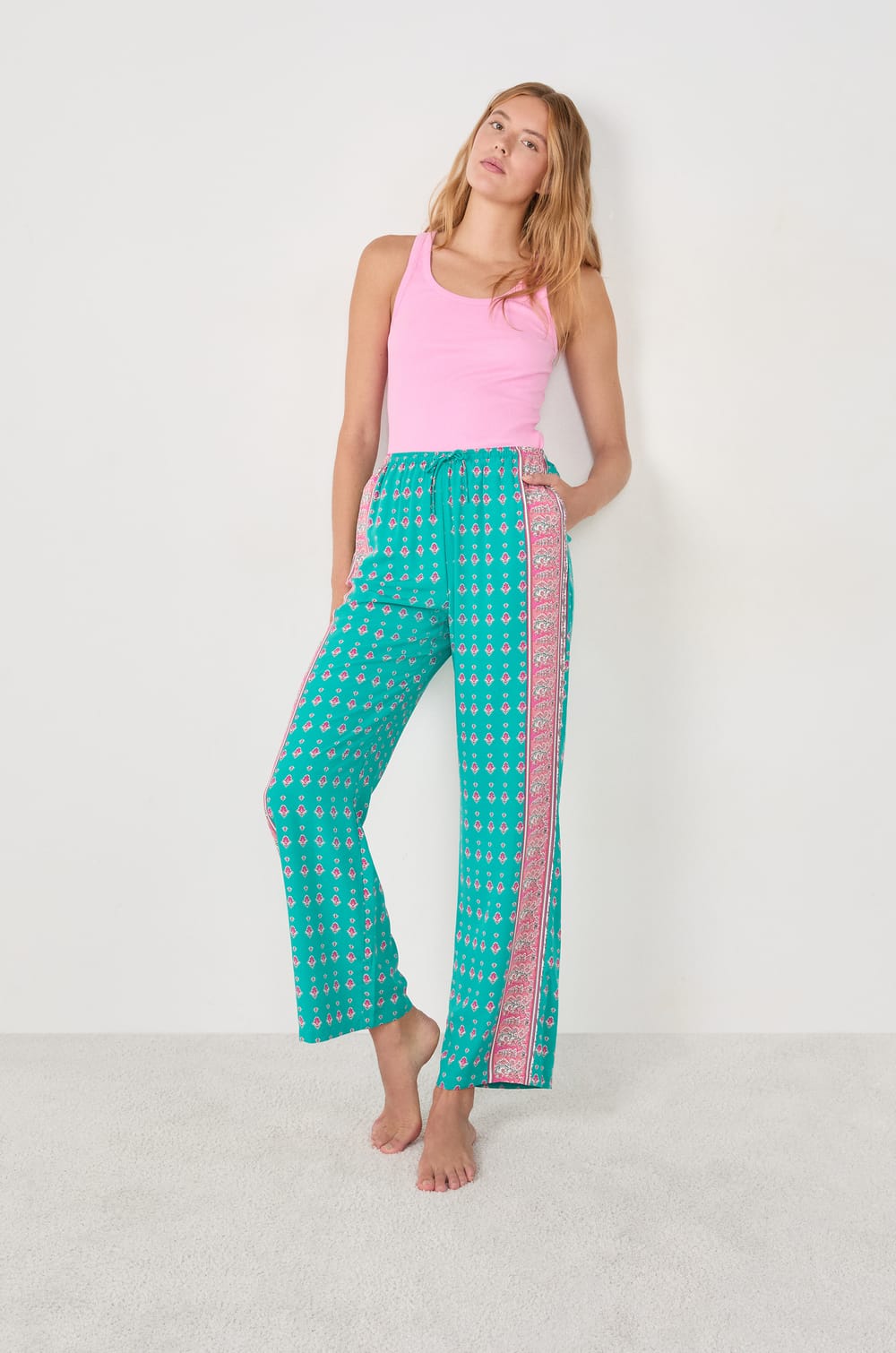 Wijde pyjamabroek;${refinementColor}
