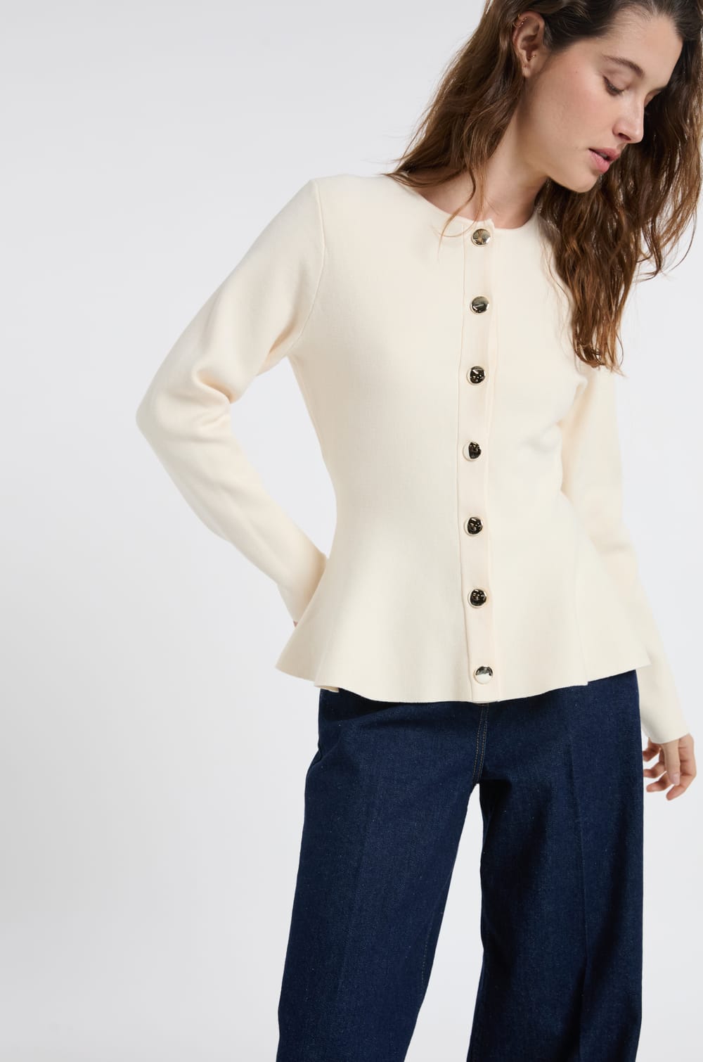 Top &agrave; manches longues avec boutons dor&eacute;s;${refinementColor}