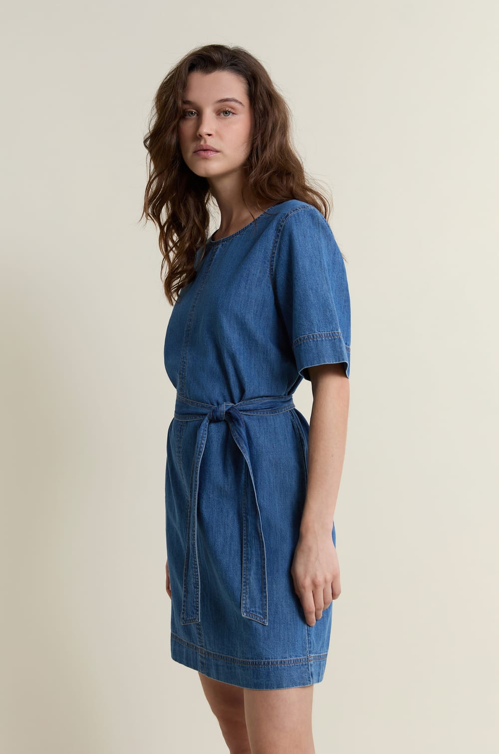 Robe ceintur&eacute;e en denim;${refinementColor}