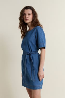 Robe ceintur&eacute;e en denim;${refinementColor}