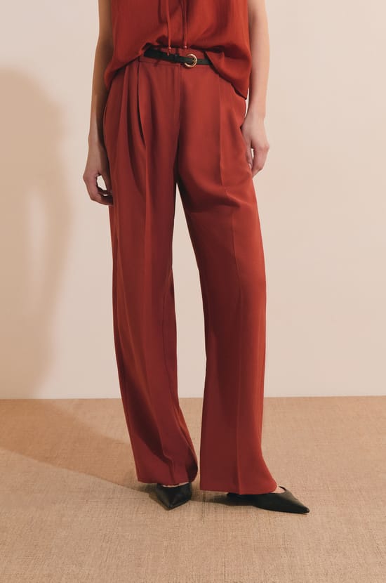 Pantalon large &agrave; pinces;${refinementColor}