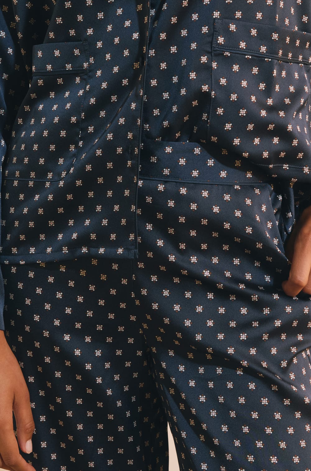 Pantalon de pyjama &agrave; pois satin&eacute;;${refinementColor}