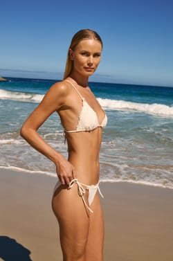 Haut de maillot de bain triangle brod&eacute; avec pads amovibles;${refinementColor}