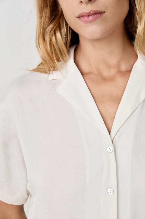 Chemise manches courtes satinée;${refinementColor}