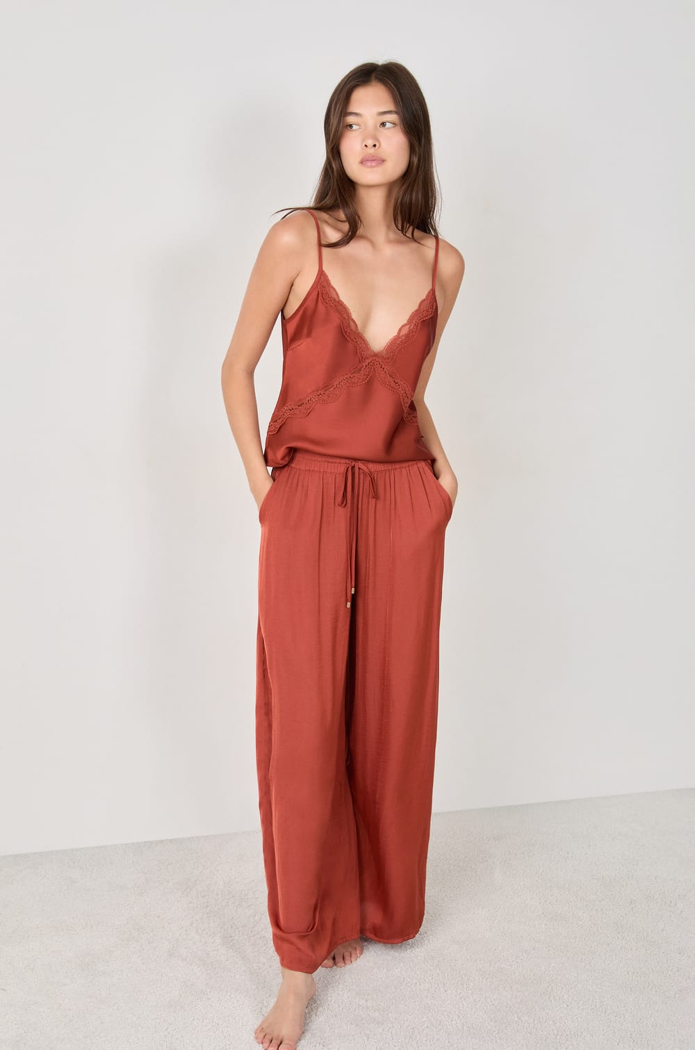 Satijnen pyjamabroek met wijde pijpen;${refinementColor}