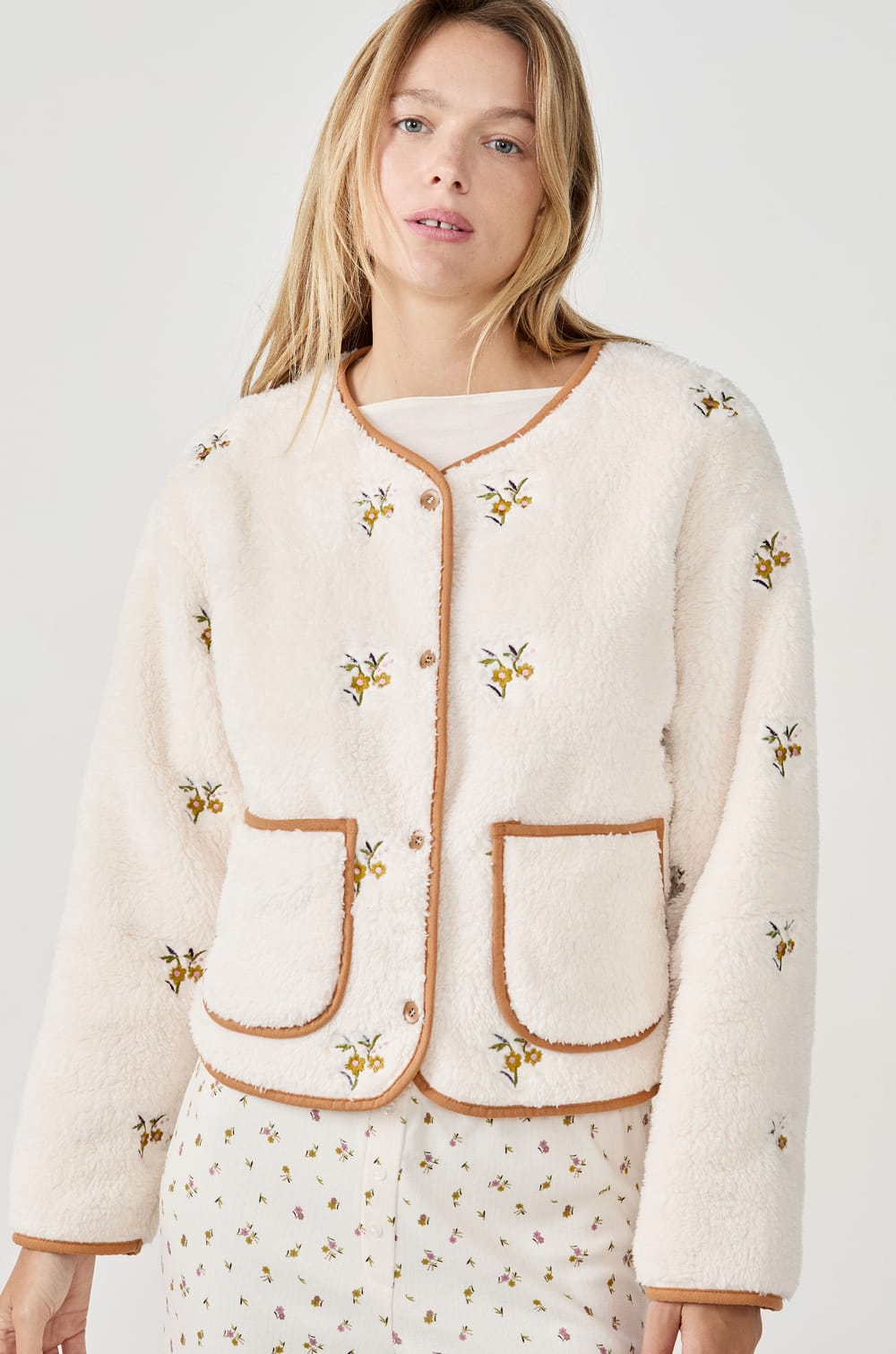 Veste avec broderies fleurs;${refinementColor}