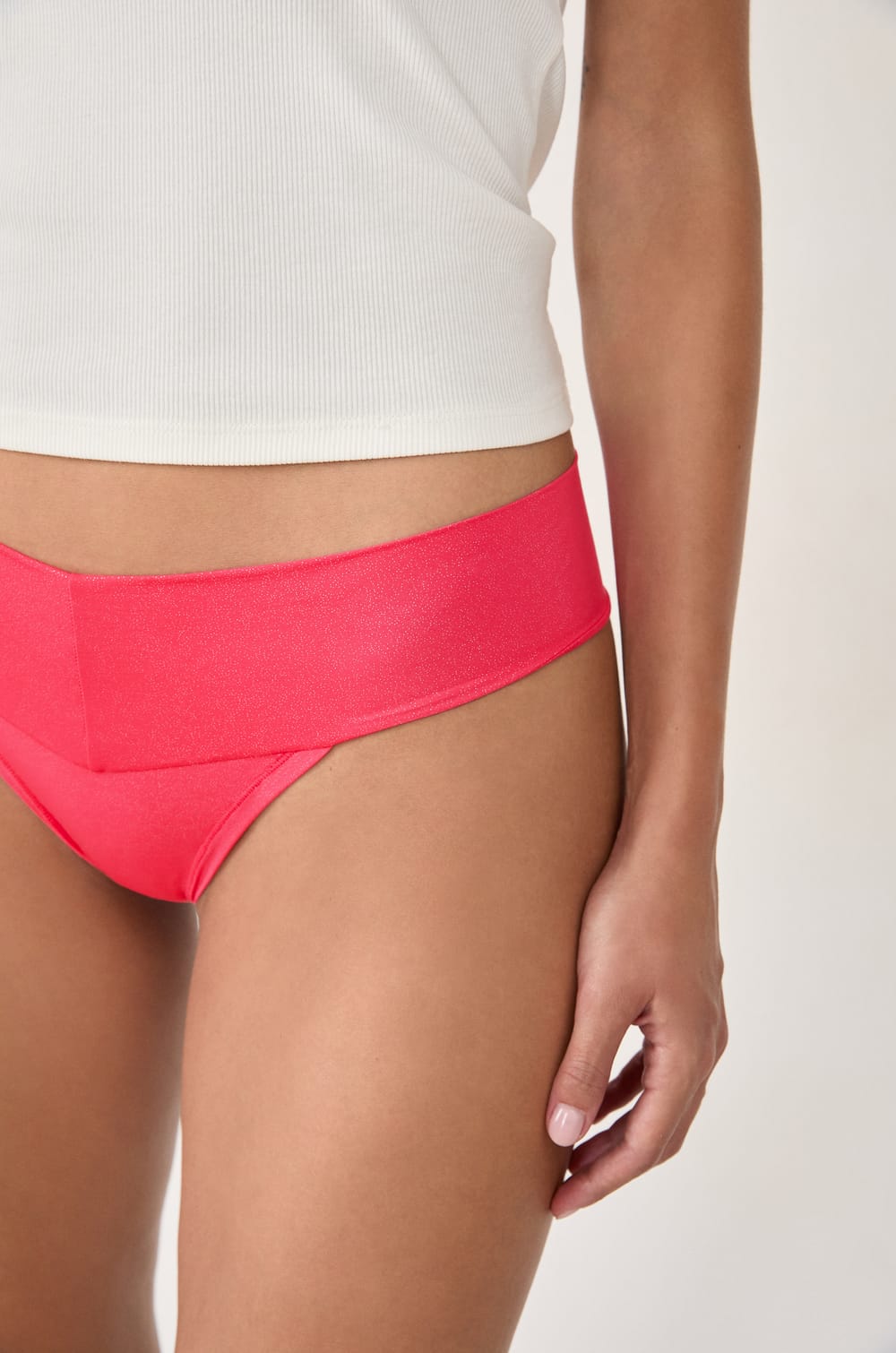 Tanga en microfibre;${refinementColor}
