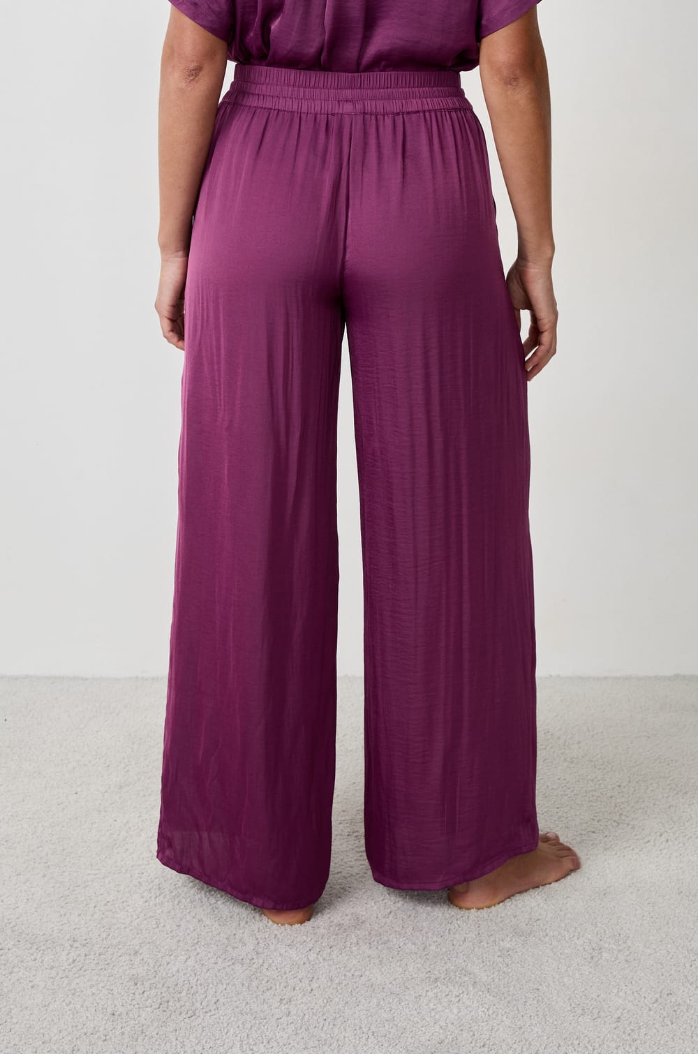 Pantalon satin&eacute; coupe large;${refinementColor}