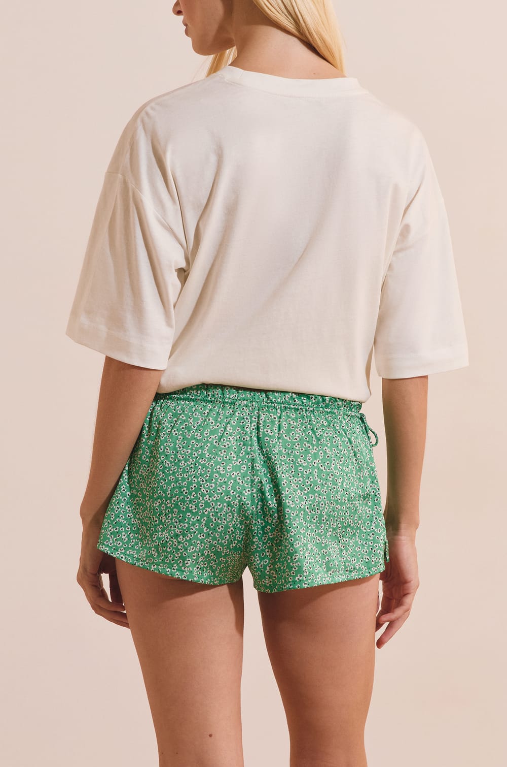 Short de pyjama satin&eacute; &agrave; motifs;${refinementColor}
