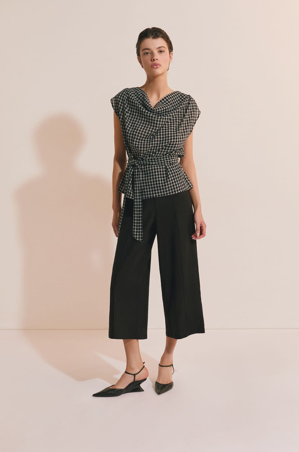 Top &agrave; col b&eacute;nitier cintr&eacute; &agrave; la taille;${refinementColor}