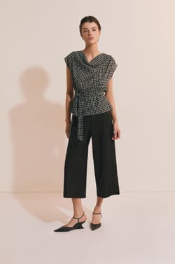 Top &agrave; col b&eacute;nitier cintr&eacute; &agrave; la taille;${refinementColor}