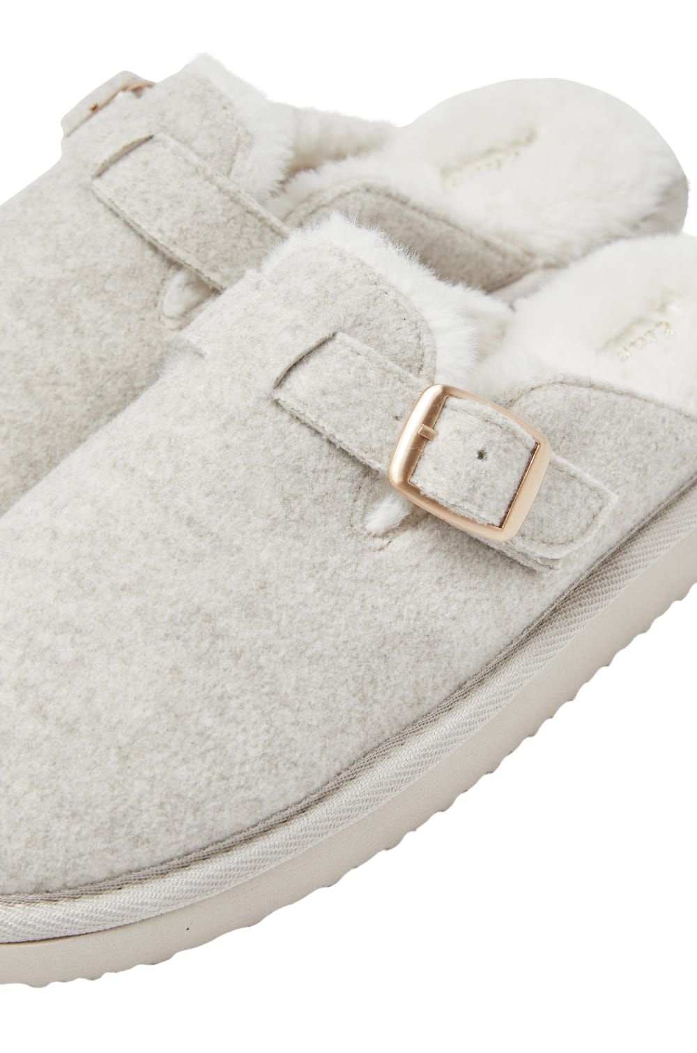 Chaussons mules;${refinementColor}
